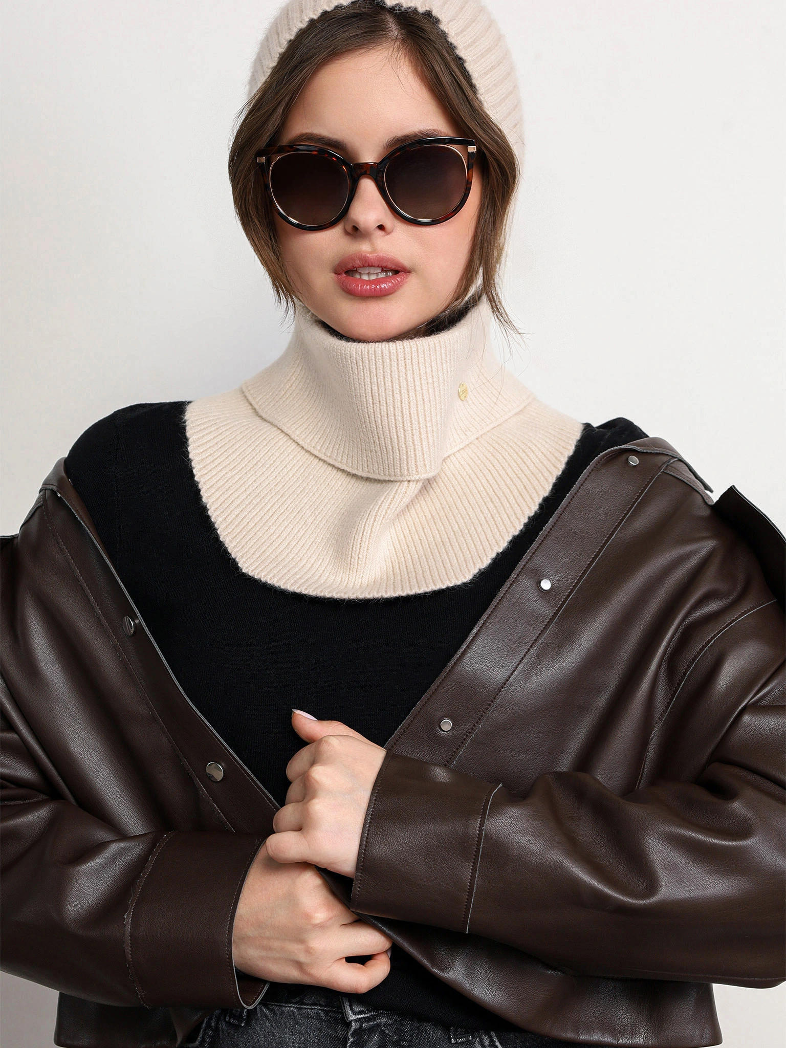 Шарф-манишка с декоративной нашивкой в ассортименте